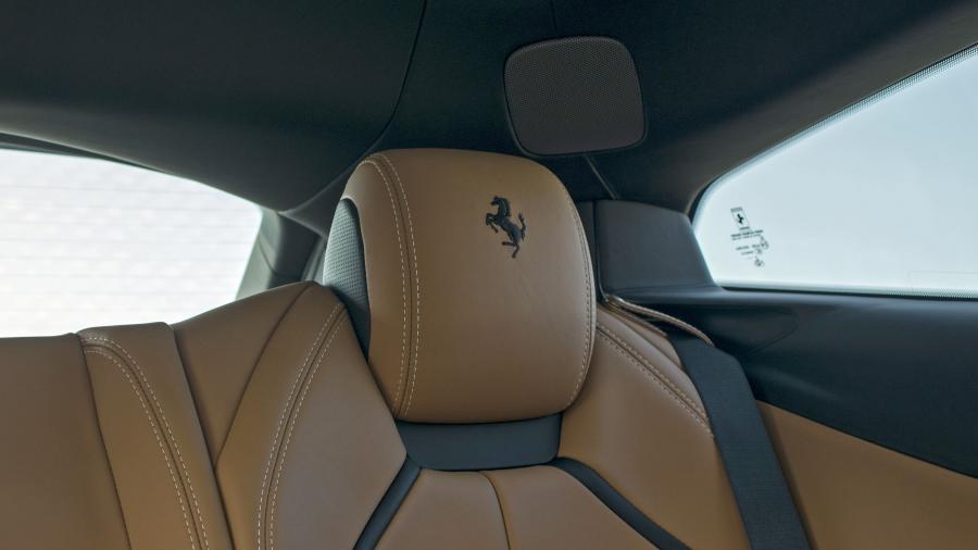 Детали интерьера Ferrari GTC4Lusso 2016 года  (AU) (фото 16 из 32)